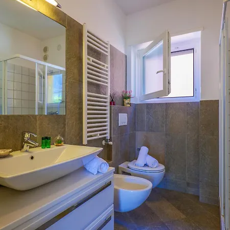 Rose Gialla Pastella Terrassen Og Apartmán