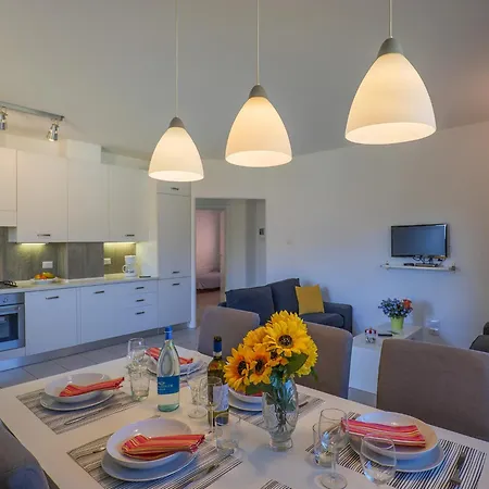 Rose Gialla Pastella Terrassen Og كوليكو