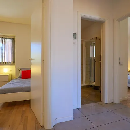 Rose Gialla Pastella Terrassen Og Apartment Colico